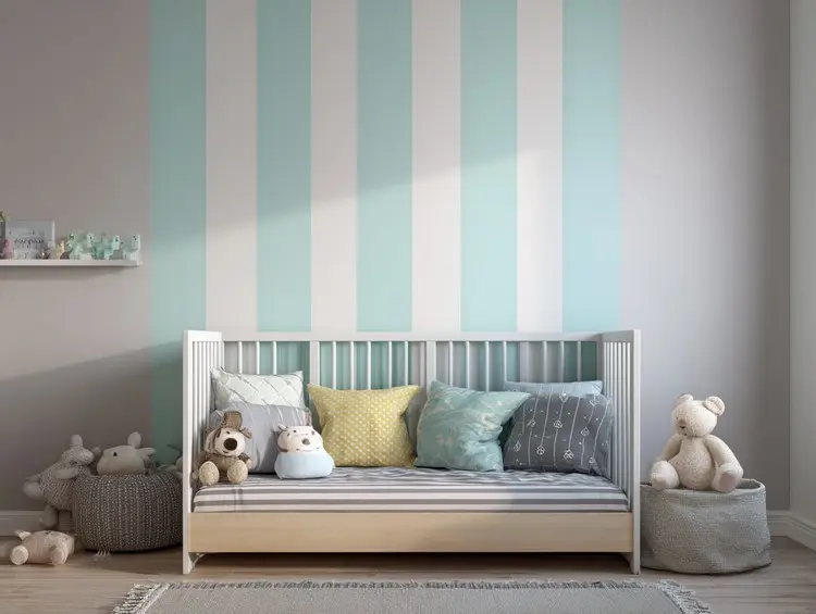 Kreative Wandgestaltung mit Streifen in Weiß und Mint, kombiniert mit Grau