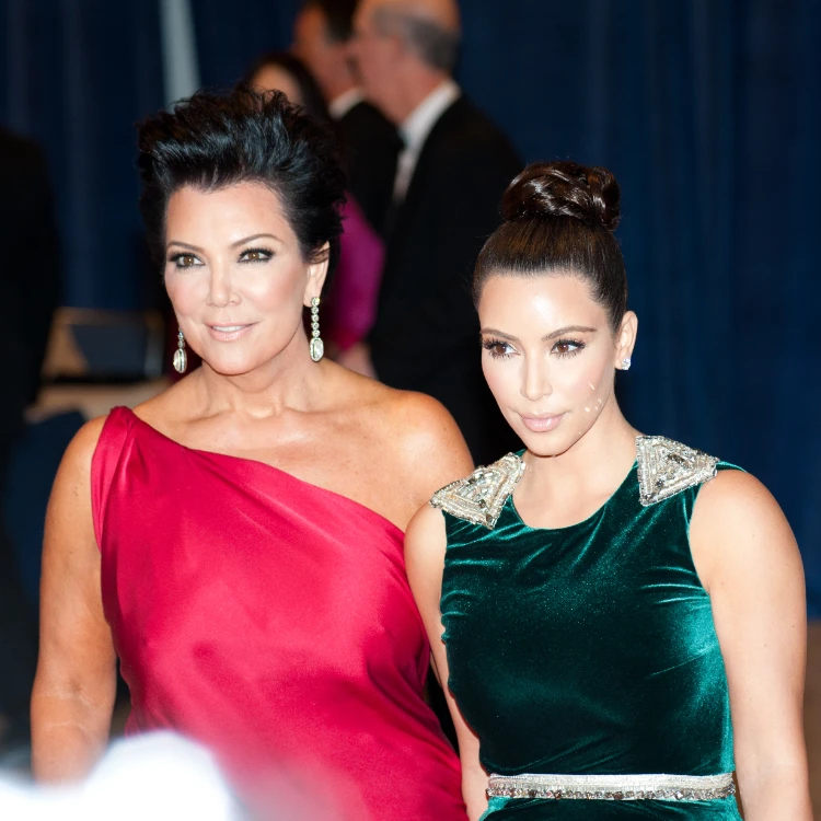 kris jenner mit glamouröser updo kommt mit kim kardashian im weißen haus an