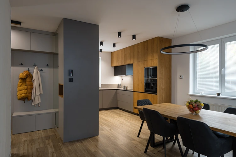 küche mit holzfronten und essbereich im offenen grundriss