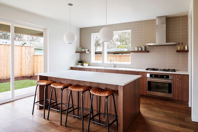 Kücheninsel zum Sitzen aus Holz mit weißer Platte und Lederhockern