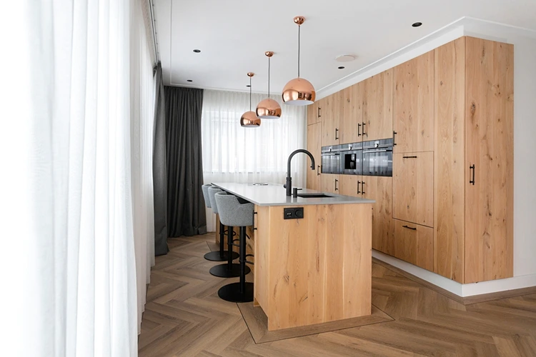 Kücheninsel zum Sitzen mit integrierter Spüle und Einbauküche