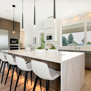 Kücheninsel zum Sitzen mit Marmorplatte und indirekter Beleuchtung