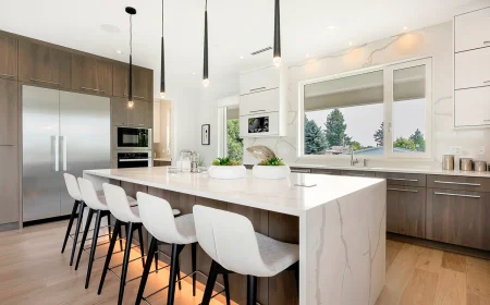 Kücheninsel zum Sitzen mit Marmorplatte und indirekter Beleuchtung