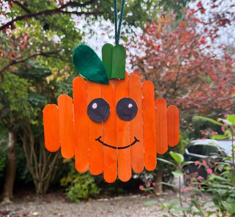 Kürbis aus Eisstielen basteln einfache Anleitung und Variationen