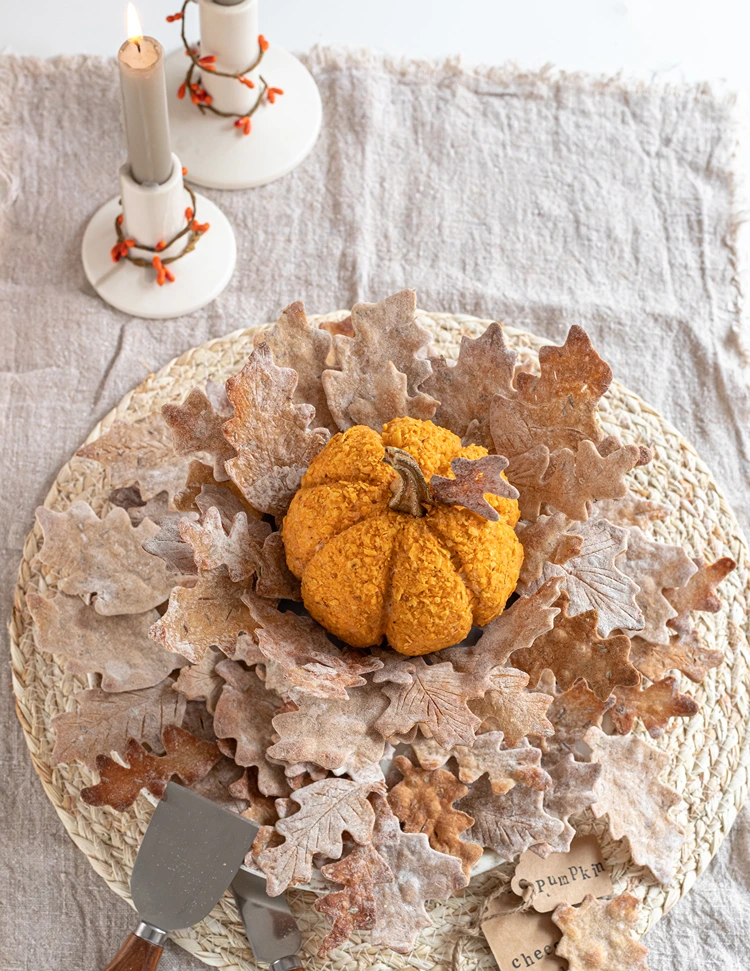 kürbis cheeseball mit blätter crackern angerichtet