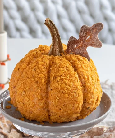 kürbis cheeseball mit knuspriger kruste
