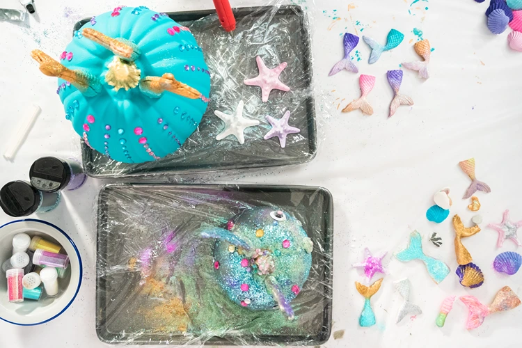 kürbis dekorieren mit seesternen muscheln und meerjungfrauenmuscheln