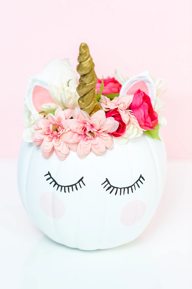 kürbis in magisches einhorn verwandelt