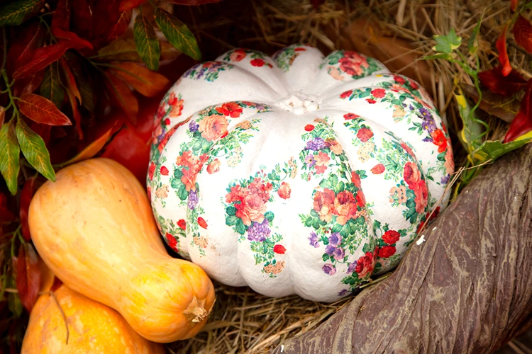 Kürbis mit Blumen dekorieren - Florale Motive von Servietten übertragen