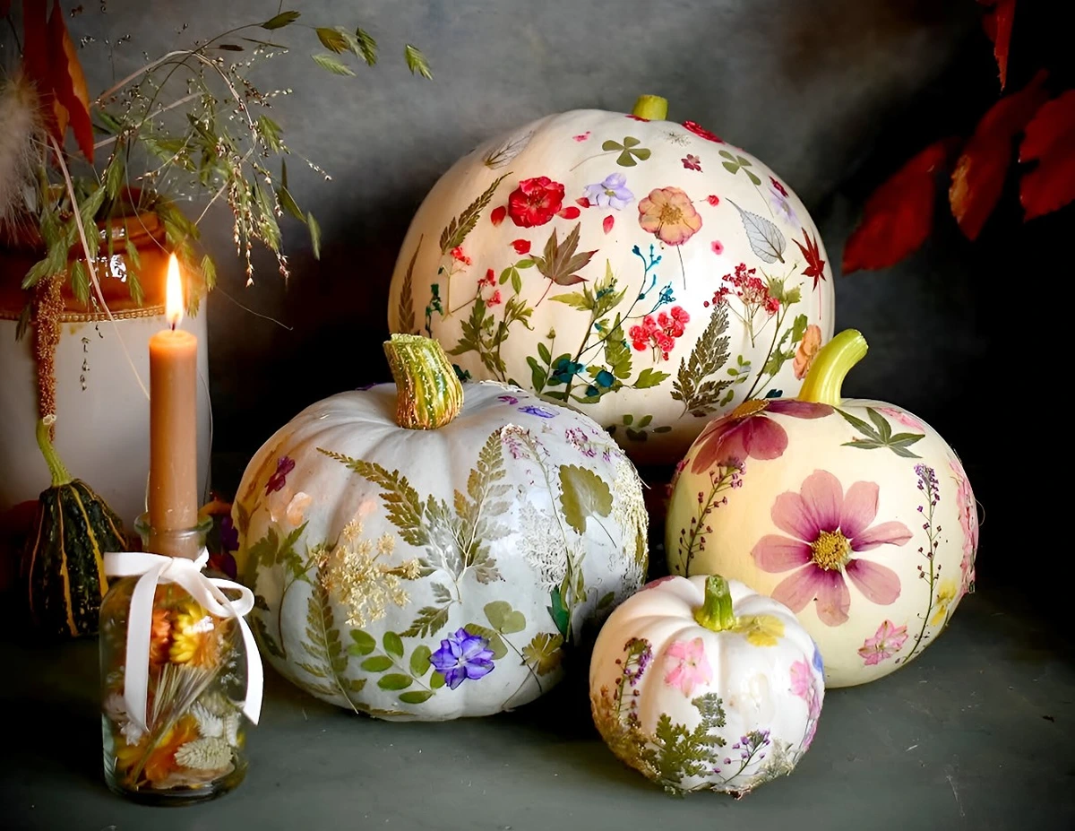 Kürbis mit Blumen dekorieren - Gepresste Blüten für romantische Herbstdeko