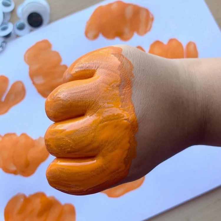 Kürbis stempeln mit Kleinkindern Anleitung