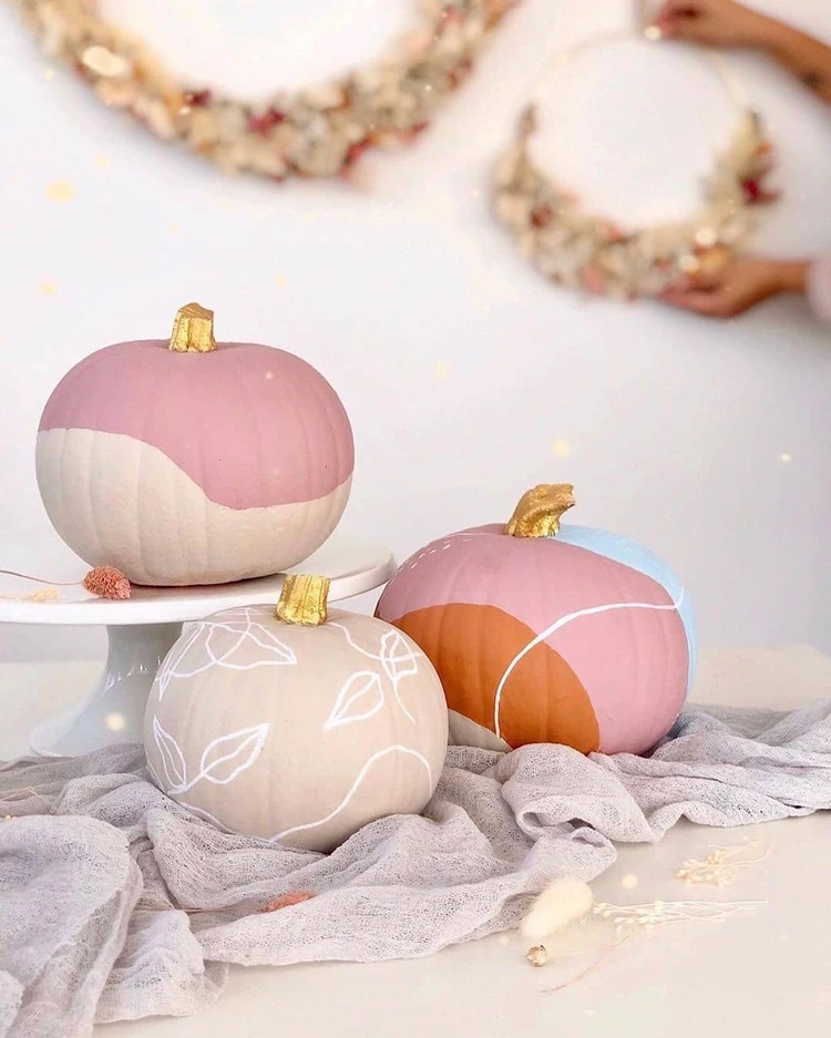 kürbisse in sanften pastellfarben