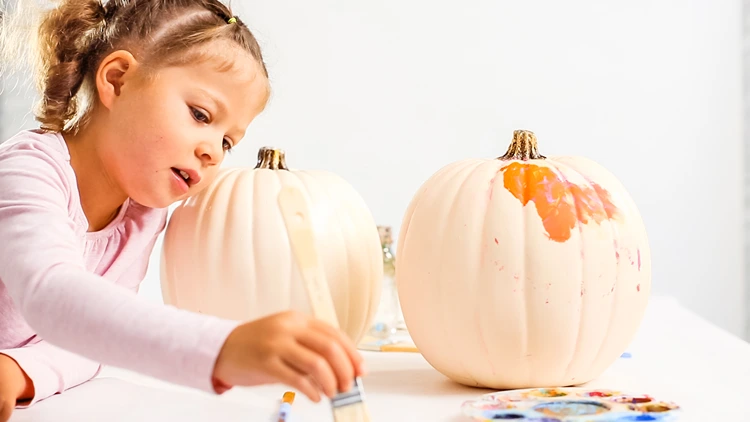 kürbisse weiß bestreichen mit acrylfarbe