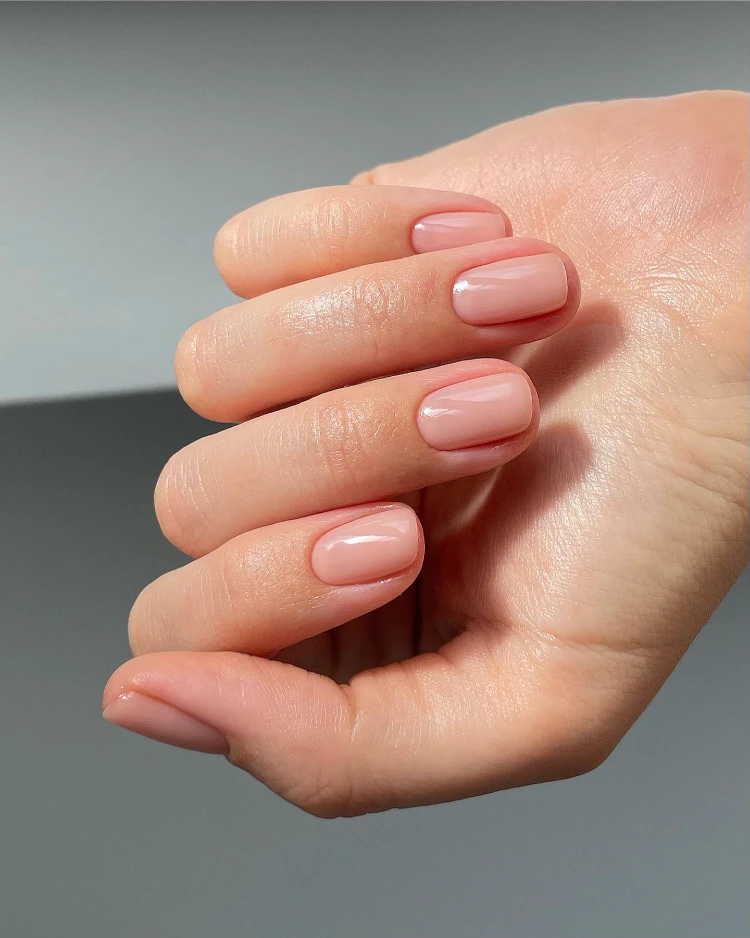 kurze, gesunde herbstnägel in zartem rosa