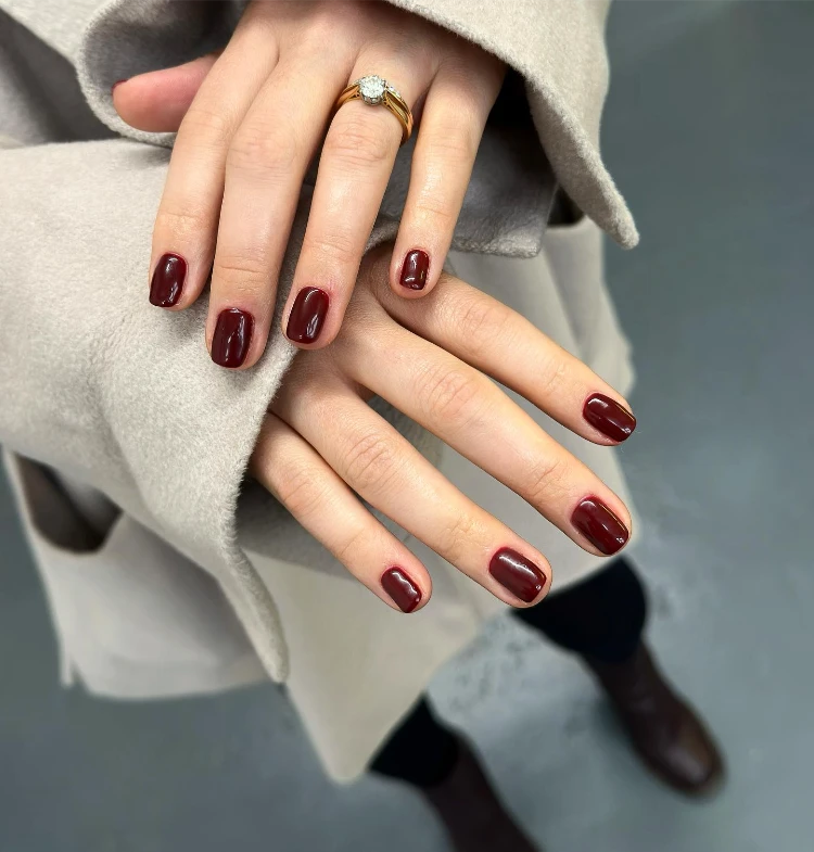kurze herbstnägel im trend – black cherry