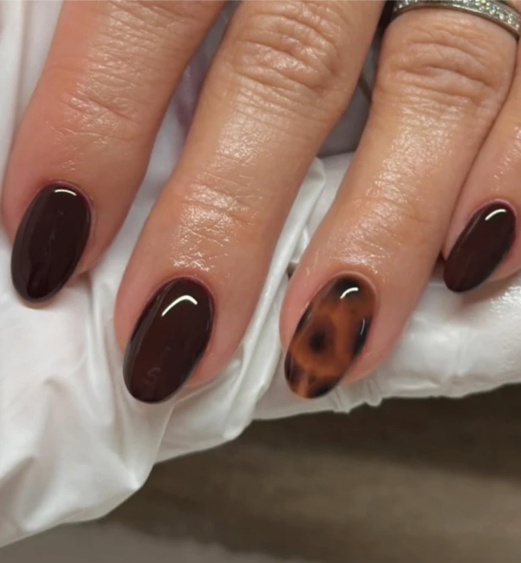 kurze herbstnägel im trend – braun mit leopardenmuster