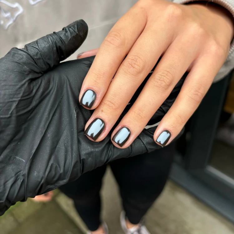 kurze herbstnägel im trend – chromnägel