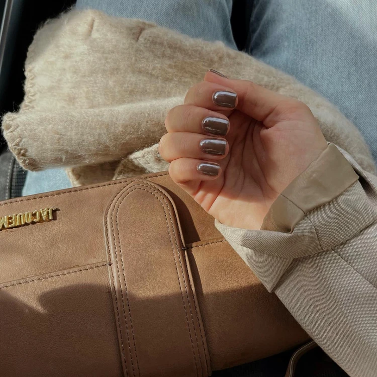 kurze herbstnägel im trend – glazed brown