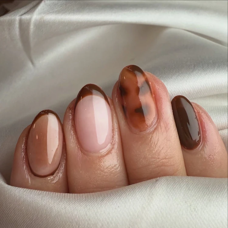 kurze herbstnägel im trend – ombré nägel und leopardenmuster