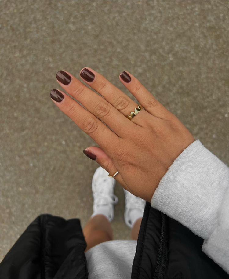 kurze herbstnägel in tiefem braun