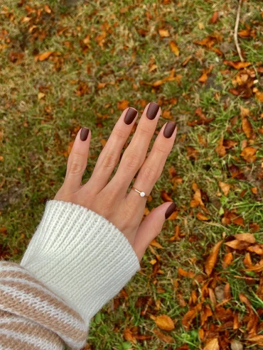 kurze herbstnägel in trendiger farbe