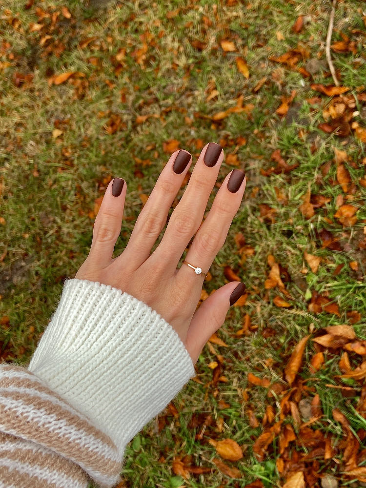 kurze herbstnägel in trendiger farbe