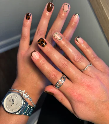 kurze herbstnägel mit leopardenmuster und geometrischen mustern