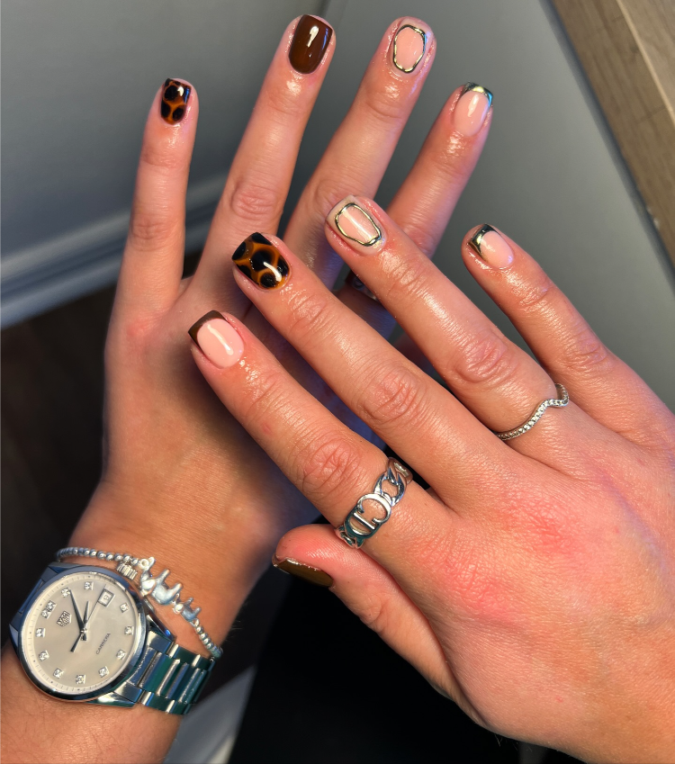 kurze herbstnägel mit leopardenmuster und geometrischen mustern