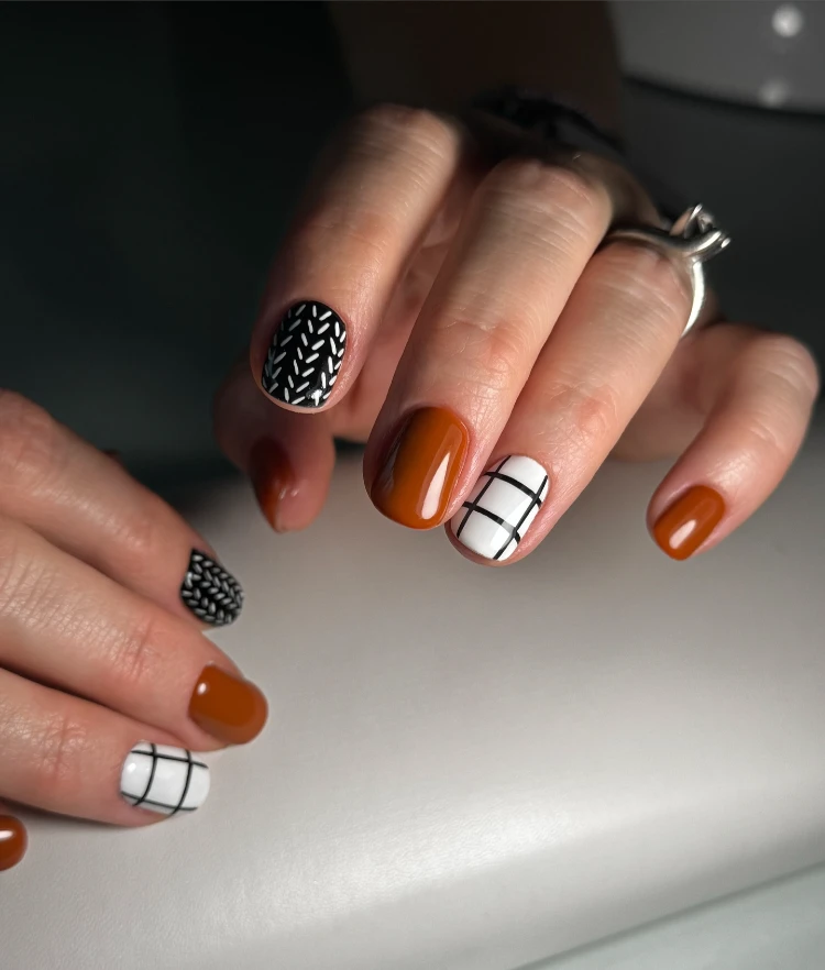 kurze herbstnägel mit verschiedenen mustern