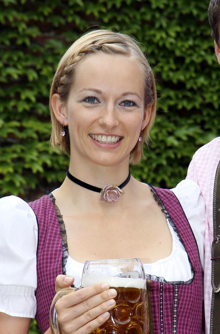 kurzer bob mit seitlichem flechtzopf fürs oktoberfest für dünnes haar