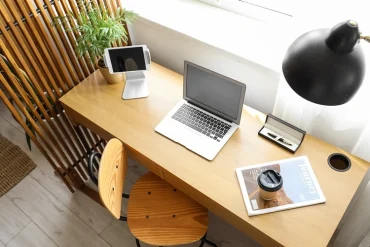 Lärm reduzieren mit modernen Wohnaccessoires wie Bildern, Teppichen und Trennwänden