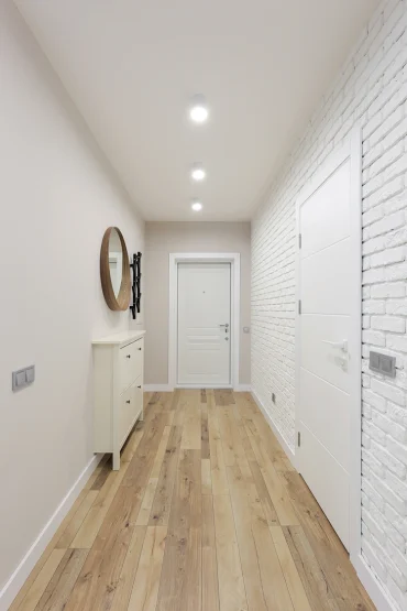 Lange Flure profitieren von Spots, gleichmäßig in der Länge verteilt