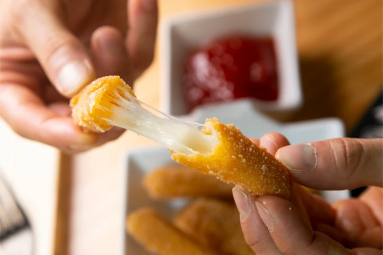 leckere mozzarella sticks aus dem airfryer, hausgemacht