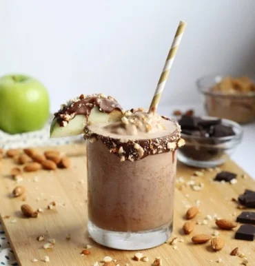 Leckeres Herbst-Getränk mit Apfel und Erdnussbutter