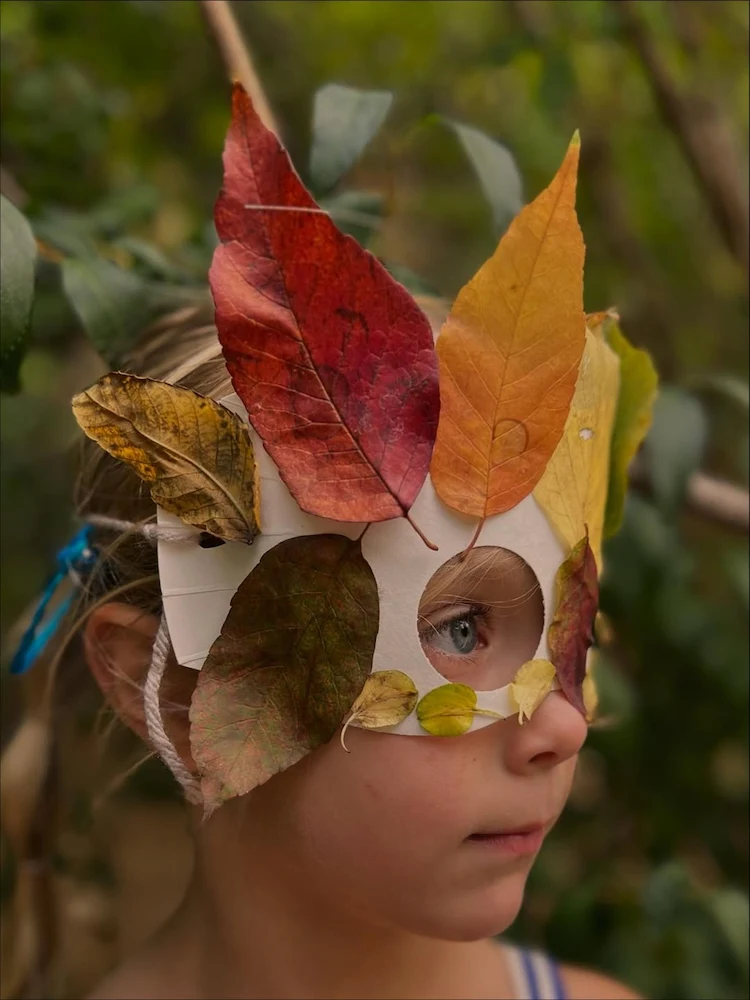 Maske für Waldfee aus Herbstblättern selber machen Anleitung