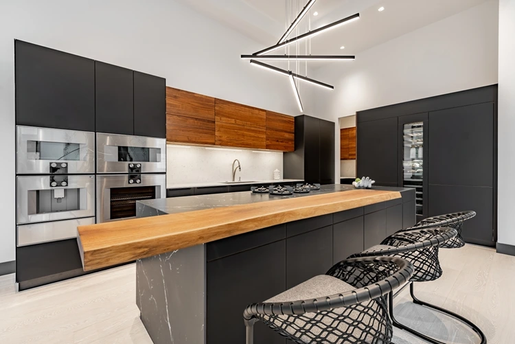 Mattschwarze Kücheninsel zum Sitzen mit Theke aus Massivholz