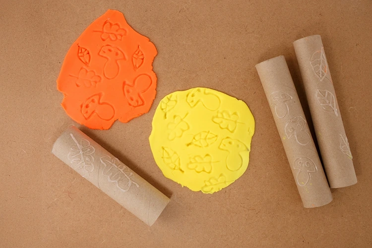 Mit den Stempeln Modelliermasse wie Knete, Salzteig oder Bastelton gestalten