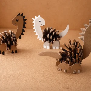 Mit Kindern im Herbst Dinos aus Tannenzapfen basteln
