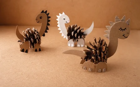 Mit Kindern im Herbst Dinos aus Tannenzapfen basteln