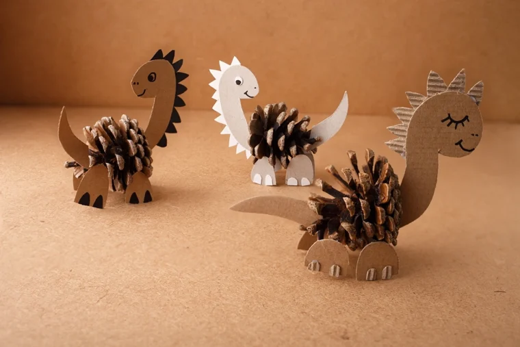 Mit Kindern im Herbst Dinos aus Tannenzapfen basteln