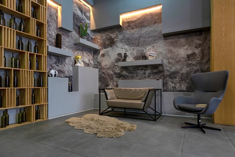Moderne Einrichtung mit Akzentwand aus Stein und indirektes Licht von oben