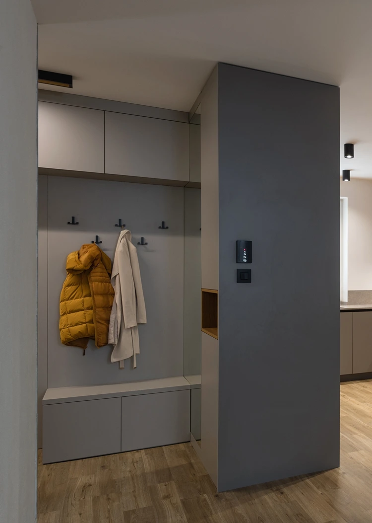 moderne garderobe mit sitzbank und haken in grau