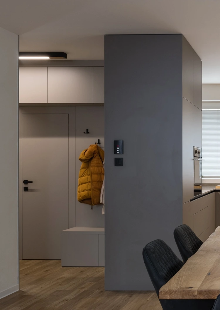 moderne garderobennische in grau mit sitzbank und hängeschränken