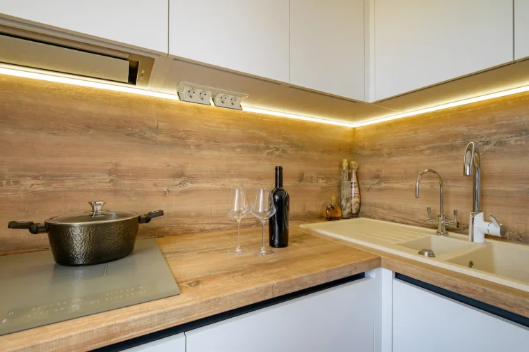 moderne küche mit unterbausteckdosen