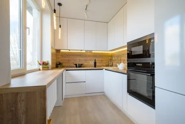 moderne l küche mit grifflosen fronten und hängelampen