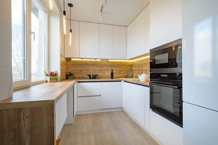 moderne l küche mit grifflosen fronten und hängelampen