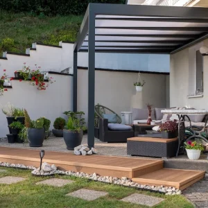 Moderne Terrasse mit Überdachung und stilvollem Design