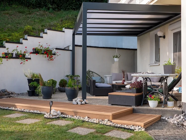 Moderne Terrasse mit Überdachung und stilvollem Design