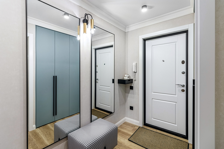 Modernen Flur grau-weiß streichen und mit schwarzen Akzente dekorieren