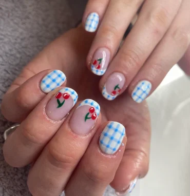 Nägel für Oktoberfest in Blau und Weiß mit Kirschenmotiven